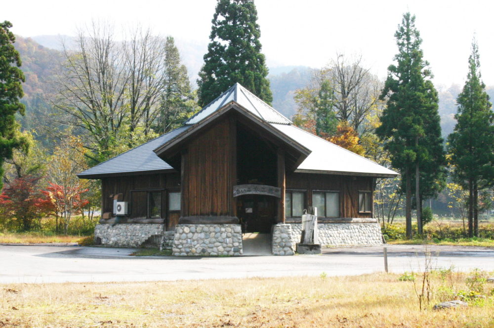 白い森木工館