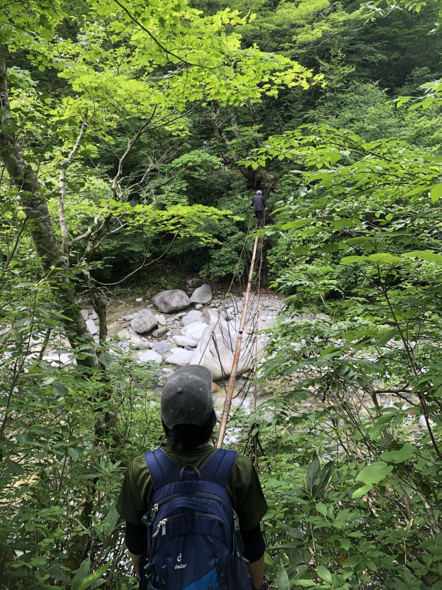 朝日連峰登山口（３本吊り橋）の風景