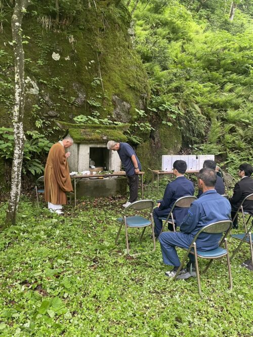 「山の神の祠」にて山開き神事が執り行われました（5/31）
